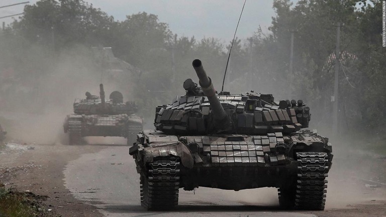 ウクライナ・ルハンスク州を走行する親ロシア派の戦車＝２６日