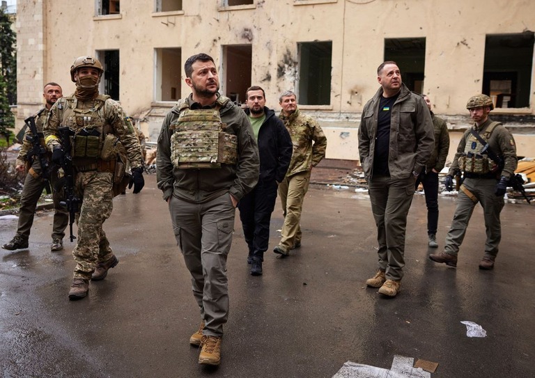 前線のウクライナ軍を視察するため、同国北東部のハルキウ州を訪問したゼレンスキー大統領/Ukrainian Presidential Press Office/AP