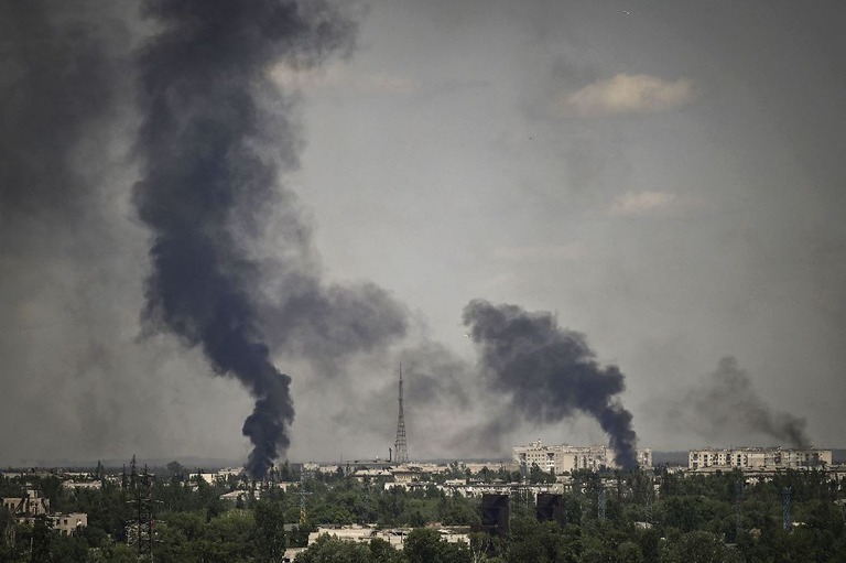ウクライナ・セベロドネツクの上空に上がる黒煙＝３０日/Aris Messinis/AFP/Getty Images