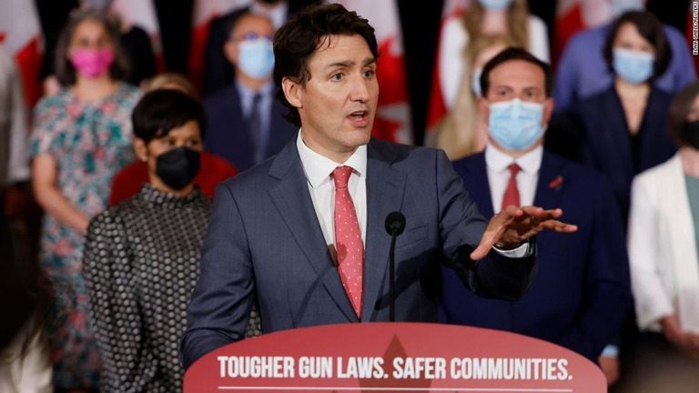 拳銃の所有を凍結し、売買を禁止する法案を発表するカナダのトルドー首相/Blair Gable/Reuters