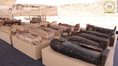大量のブロンズ像と棺を公開、古代エジプトの遺跡で発見
