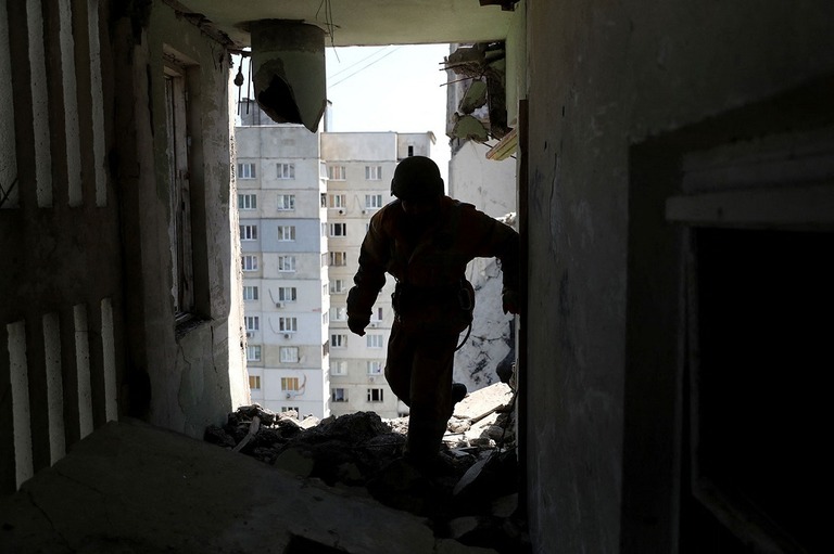 砲撃され市民の遺体が回収された住宅を調査する隊員＝５月３１日、ウクライナ北東部ハルキウ/Ivan Alvarado/Reuters