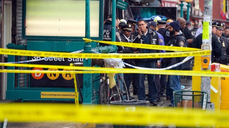 米ニューヨーク市の地下鉄乱射事件で負傷した女性が、銃の製造元を提訴した/John Minchillo/AP