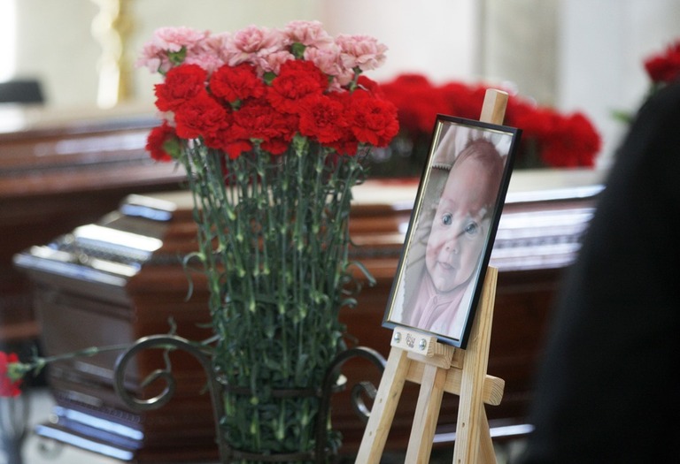 ロシアのミサイル攻撃中に死亡した生後３カ月の女児とその母親らの葬儀の様子/Vladimir Shtanko/Anadolu Agency/Getty Images
