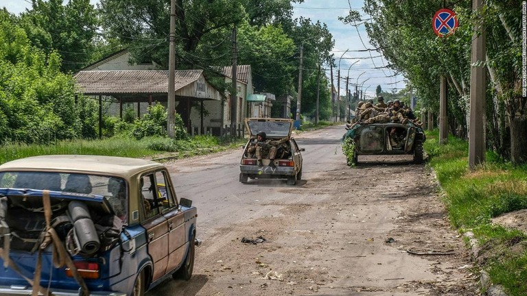 セベロドネツクに隣接するリシチャンスク郊外で車に乗って移動する兵士＝２８日/Rick Mave/SOPA Images/LightRocket/Getty Images