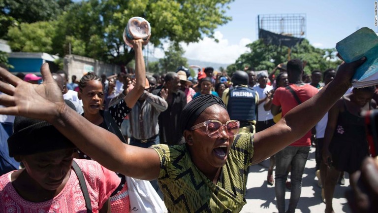 前例のない水準での暴力の拡大に怒りの声を上げるポルトープランスの人々/Odelyn Joseph/AP