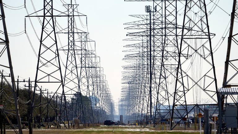 米国の送電網は気候変動の影響に耐えられない可能性があるとの見方が出ている/David J. Phillip/AP