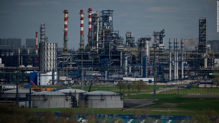 モスクワから南東の郊外にある国営ガスプロムの石油精製施設/Natalia Kolesnikova/AFP/Getty Images 