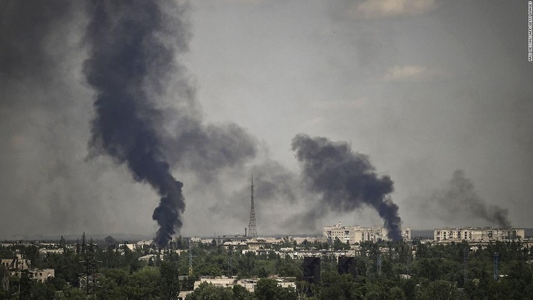 激しい戦いが続くセベロドネツクから上がる煙＝５月３０日/Aris Messinis/AFP/Getty Images