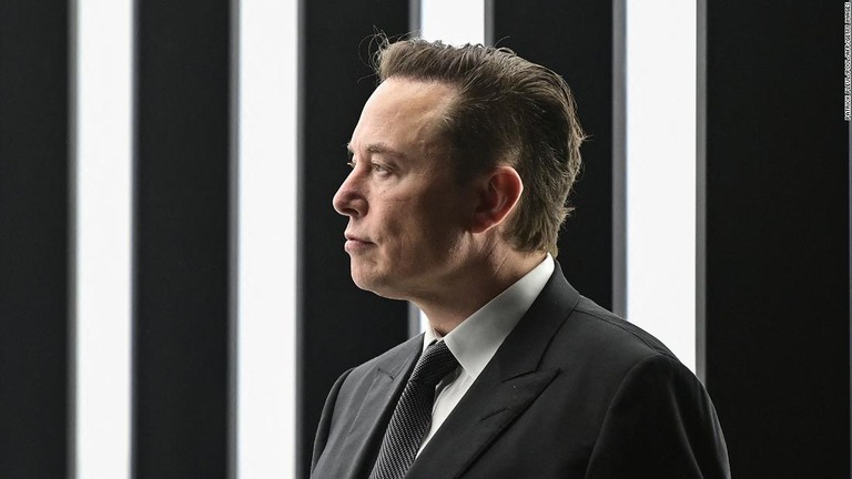 米テスラのイーロン・マスク氏が従業員にオフィスで働くよう要求した/Patrick Pleul/Pool/AFP/Getty Images