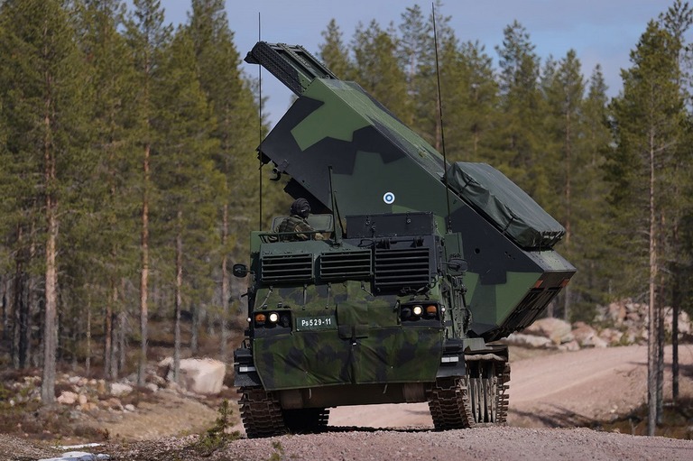 多連装ロケットシステム「Ｍ２７０」＝５月２３日、フィンランド・ロバニエミ近郊/Sean Gallup/Getty Images