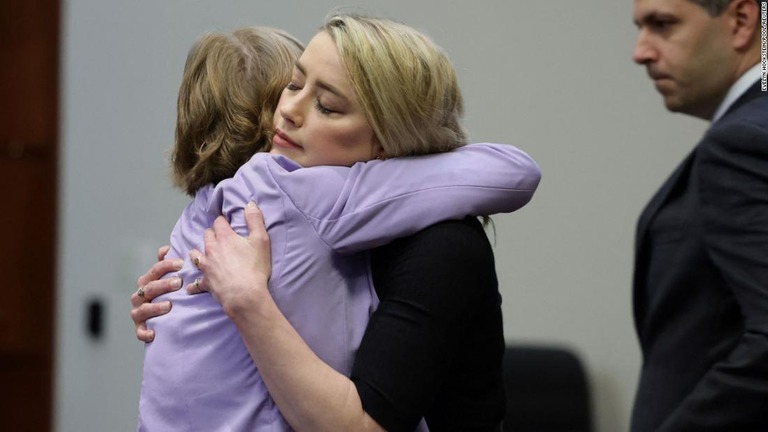 弁護士と抱き合うアンバー・ハードさん/Evelyn Hockstein/Pool/Reuters