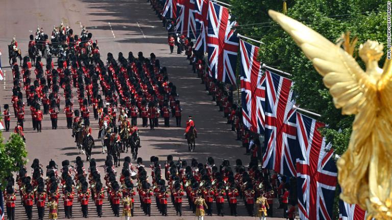 英国防省によると、閲兵式「トルーピング・ザ・カラー」には兵士や将校１５００人、楽器隊４００人、馬２５０頭、航空機７５機が参加した/Paul Ellis/AFP/Getty Images
