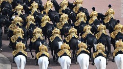 パレードに参加する王室騎兵隊のメンバー＝２日