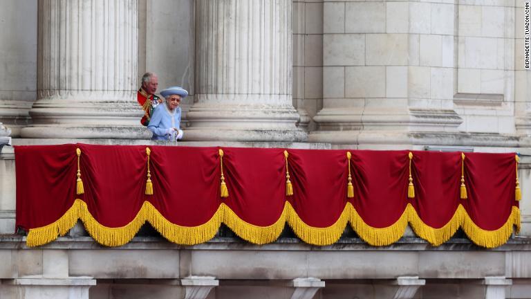 バッキンガム宮殿のバルコニーに歩いて出てきた女王/Bernadette Tuazon/CNN