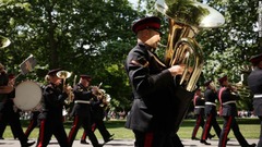 軍楽隊が演奏する様子＝２日