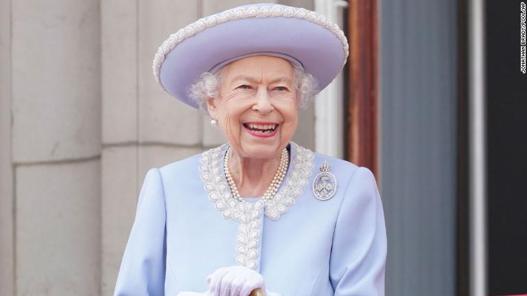 バッキンガム宮殿のバルコニーからパレードを見るエリザベス女王＝２日、ロンドン/Jonathan Brady/Pool/AP