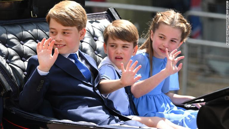 馬車に乗る女王のひ孫３人。左からジョージ王子、ルイ王子、シャーロット王女＝２日/Karwai Tang/WireImage/Getty Images