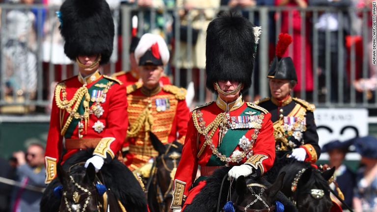父親のチャールズ皇太子の隣で馬に乗るウィリアム王子（左）/Adrian Dennis/AFP/Getty Images