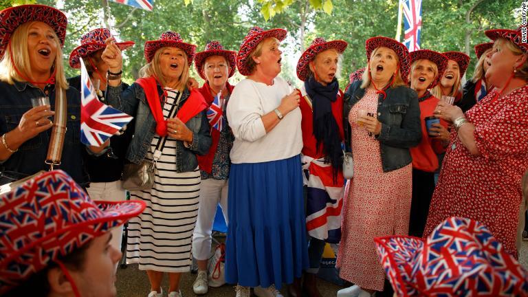 集まって英国国歌を歌う人々＝２日/David Cliff/AP