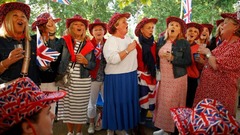 集まって英国国歌を歌う人々＝２日