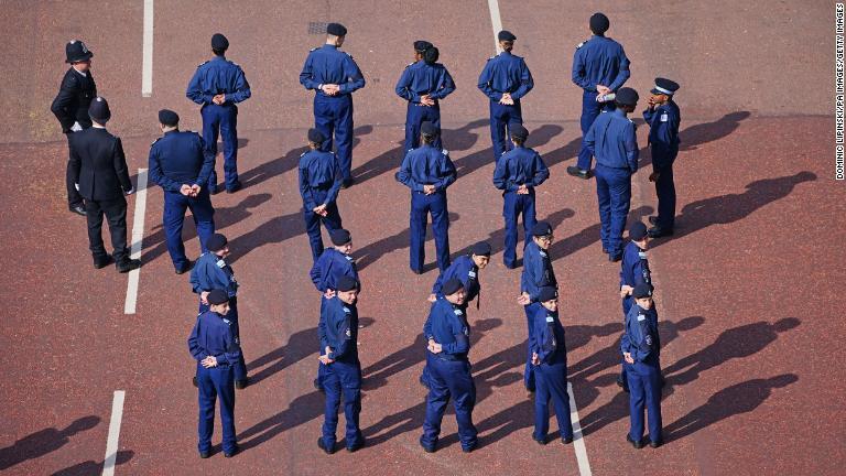 式典を前にザ・モールに並ぶ警官＝２日/Dominic Lipinski/PA Images/Getty Images