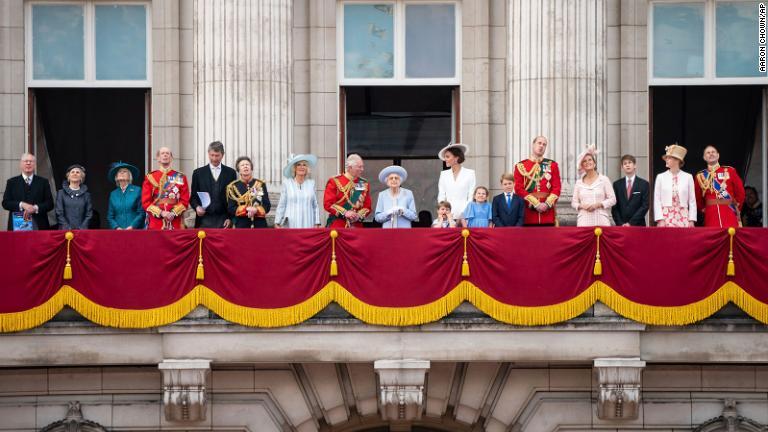 バッキンガム宮殿のバルコニーでは、女王とともに王室の他のメンバーも姿を見せた/Aaron Chown/AP
