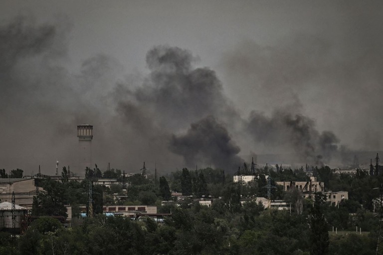 煙が立ち上るセベロドネツクの街並み/Aris Messinis/AFP/Getty Images