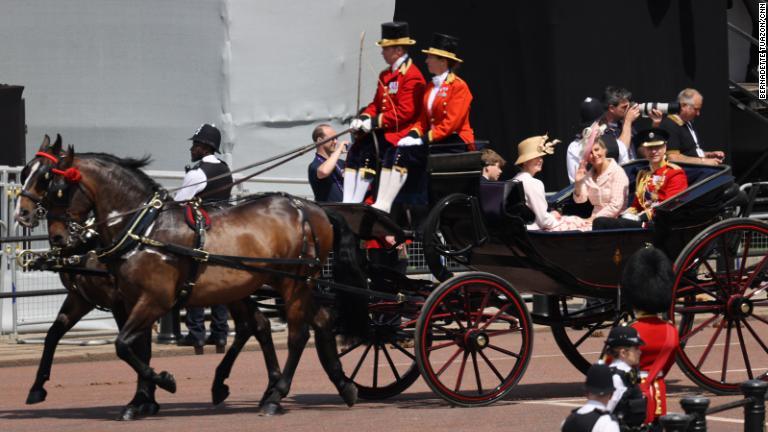 馬車に乗るエドワード王子（右）とウェセックス伯爵夫人ソフィー妃、夫妻の子ども２人/Bernadette Tuazon/CNN
