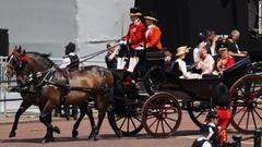 馬車に乗るエドワード王子（右）とウェセックス伯爵夫人ソフィー妃、夫妻の子ども２人