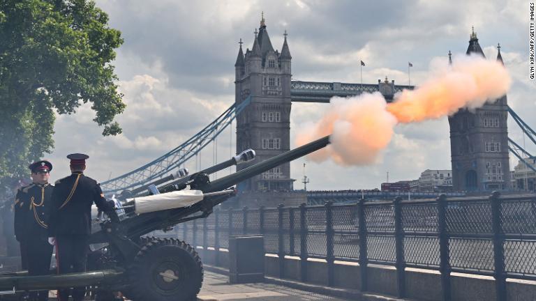 ロンドン塔に向けて１２４発の礼砲が撃たれた/Glyn Kirk/AFP/Getty Images
