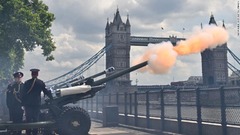 ロンドン塔に向けて１２４発の礼砲が撃たれた