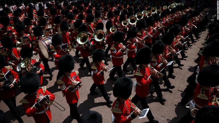 パレードで行進する軍楽隊/Henry Nicholls/Reuters