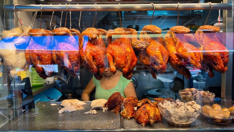 シンガポールの屋台で売られる鶏肉。チキンライス用に調理されている/Heather Chen/CNN