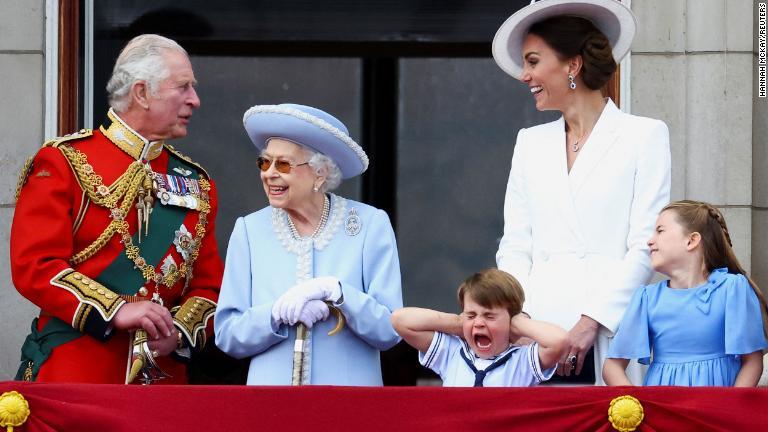 王立空軍による６分間の儀礼飛行の最中、女王のひ孫に当たるルイ王子（右から３人目）は両手で耳をふさいでいた。/Hannah McKay/Reuters