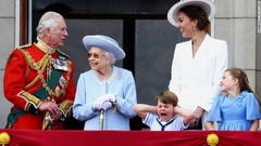 王立空軍による６分間の儀礼飛行の最中、女王のひ孫に当たるルイ王子（右から３人目）は両手で耳をふさいでいた。