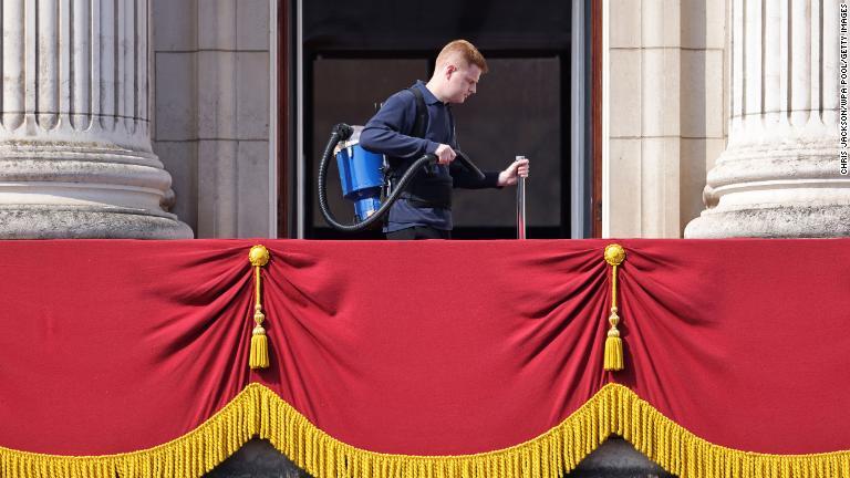 パレードを前にバルコニーを清掃するバッキンガム宮殿の関係者＝２日/Chris Jackson/WPA Pool/Getty Images