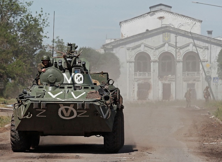 親ロシア派武装勢力が装甲兵員輸送車で移動＝２日、ルハンスク州ポパスナ/Alexander Ermochenko/Reuters