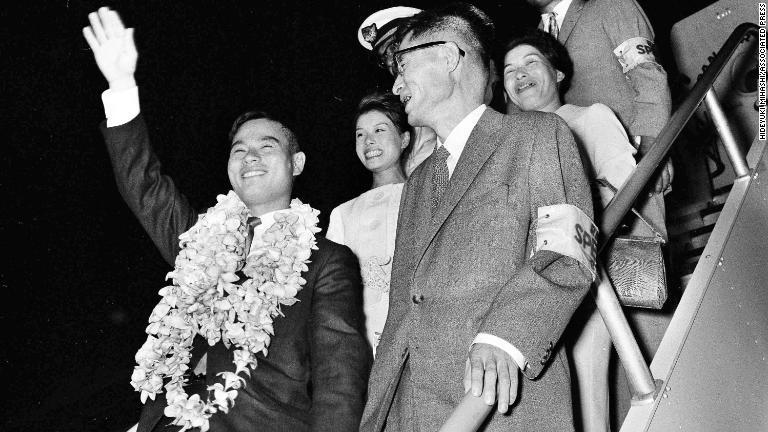 堀江さんは１９６２年５月に単独無寄港の太平洋横断に成功。弱冠２３歳だった。写真は帰国時に家族に出迎えられたときの様子/Hideyuki Mihashi/ASSOCIATED PRESS