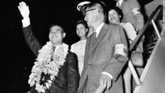 堀江さんは１９６２年５月に単独無寄港の太平洋横断に成功。弱冠２３歳だった。写真は帰国時に家族に出迎えられたときの様子