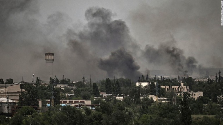 攻撃を受けて黒煙の舞うセベロドネツクの町＝２日/Aris Messinis/AFP/Getty Images