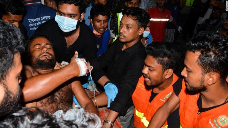 火災により負傷し、病院に救急搬送される男性/Str/Reuters