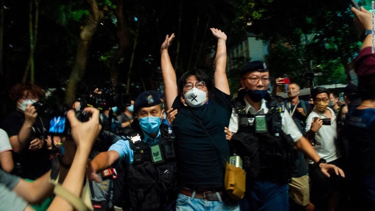 警察に拘束された男性＝４日、香港/Charlotte Machado/AFP/Getty Images