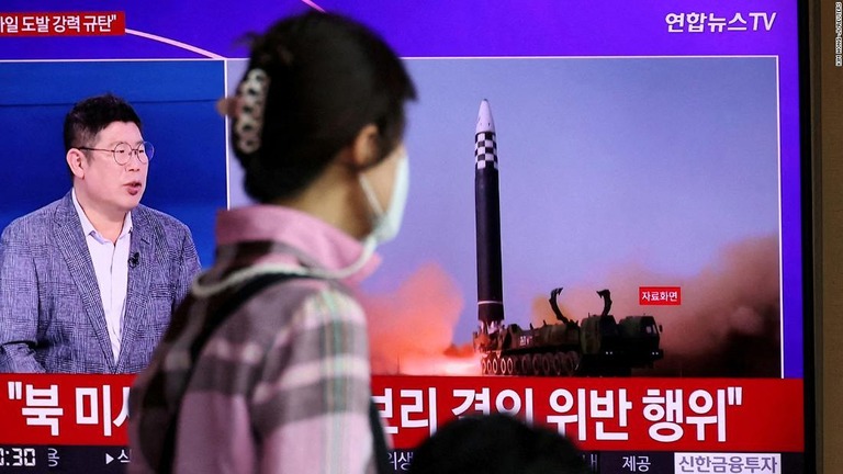 北朝鮮によるミサイル発射を伝えるテレビを見る女性＝５月２５日、韓国ソウル/Kim Hong-Ji/Reuters