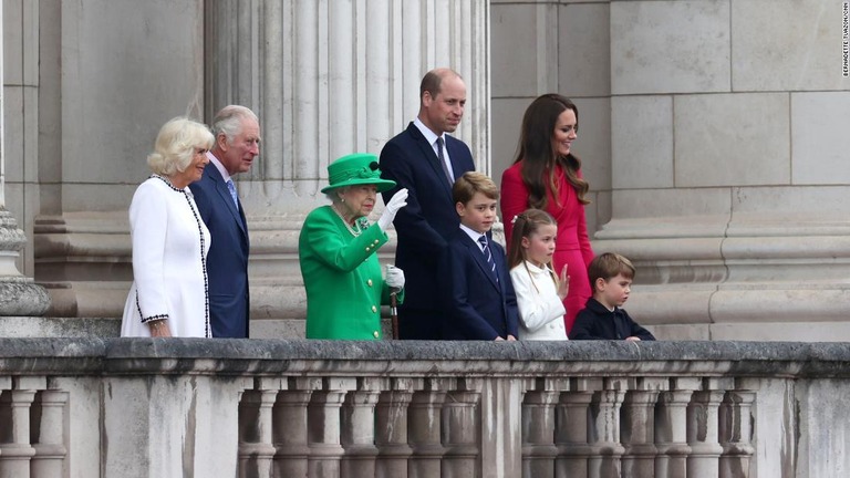 バッキンガム宮殿のバルコニーに並ぶエリザベス女王ら＝５日、英ロンドン/Bernadette Tuazon/CNN
