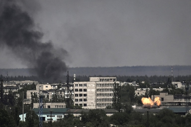 セベロドネツクで爆発が発生。ウクライナとロシアの軍が激しい戦闘を続ける＝５月３０日/Aris Messinis/AFP/Getty Images