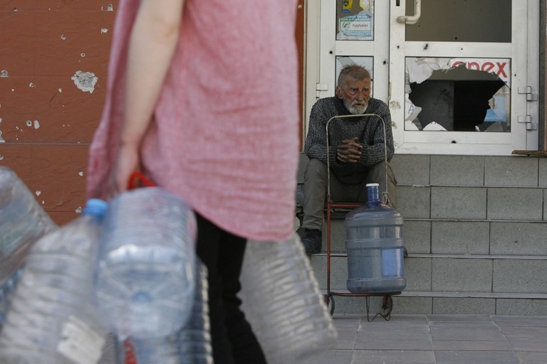 マリウポリで水の配給を待つ男性＝５月３０日/AFP/Getty Images