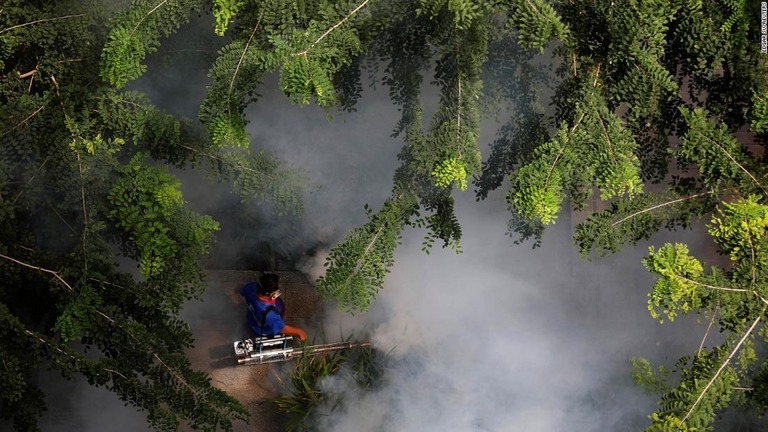団地で蚊の駆除に当たる作業員＝２０２０年８月、シンガポール/Edgar Su/Reuters