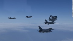 米韓の戦闘機２０機、黄海上空でデモ飛行　北朝鮮をけん制
