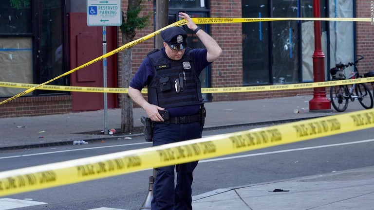 フィラデルフィアの銃撃現場を捜査する警察官/Michael Perez/AP